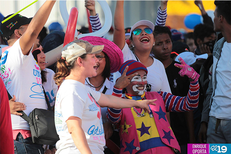 Nicaragüenses agitan las banderas de la Paz y el Trabajo durante inmensa caminata llena de festejos (FOTOS y VIDEOS)