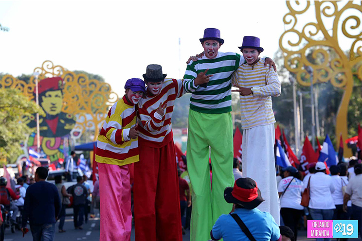 Nicaragüenses agitan las banderas de la Paz y el Trabajo durante inmensa caminata llena de festejos (FOTOS y VIDEOS)
