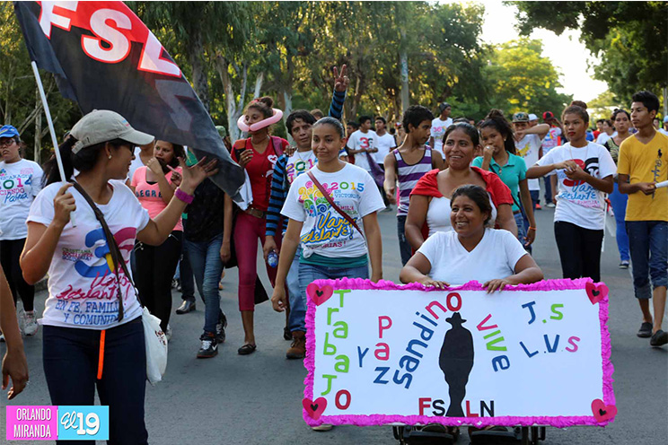 Nicaragüenses agitan las banderas de la Paz y el Trabajo durante inmensa caminata llena de festejos (FOTOS y VIDEOS)