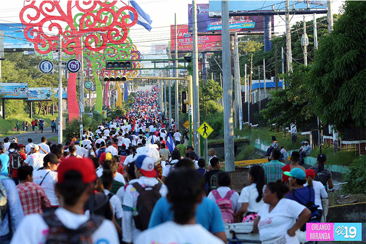 Nicaragüenses agitan las banderas de la Paz y el Trabajo durante inmensa caminata llena de festejos (FOTOS y VIDEOS)