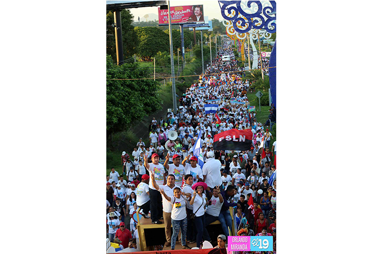 Nicaragüenses agitan las banderas de la Paz y el Trabajo durante inmensa caminata llena de festejos (FOTOS y VIDEOS)