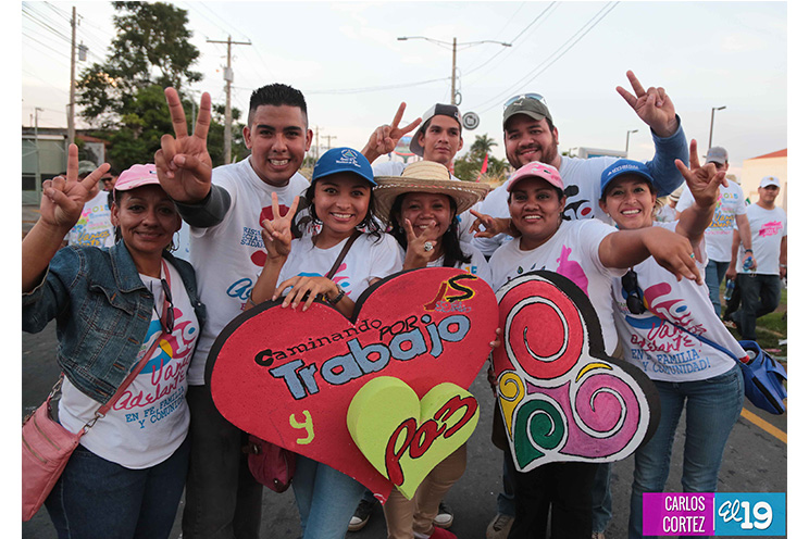 Nicaragüenses agitan las banderas de la Paz y el Trabajo durante inmensa caminata llena de festejos (FOTOS y VIDEOS)