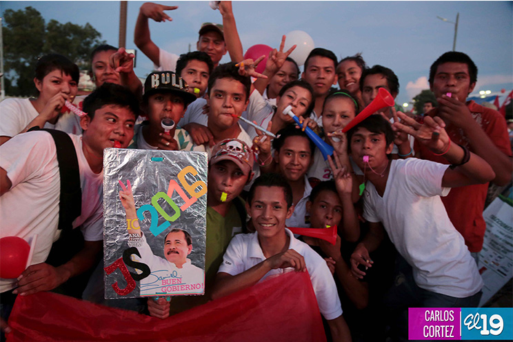 Nicaragüenses agitan las banderas de la Paz y el Trabajo durante inmensa caminata llena de festejos (FOTOS y VIDEOS)
