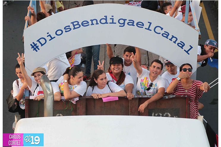 Nicaragüenses agitan las banderas de la Paz y el Trabajo durante inmensa caminata llena de festejos (FOTOS y VIDEOS)