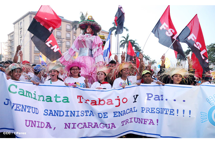Nicaragüenses agitan las banderas de la Paz y el Trabajo durante inmensa caminata llena de festejos (FOTOS y VIDEOS)