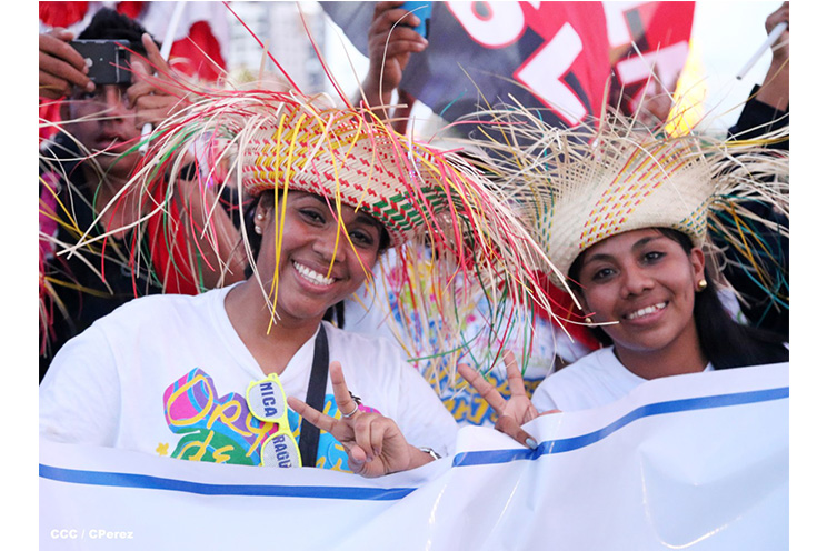 Nicaragüenses agitan las banderas de la Paz y el Trabajo durante inmensa caminata llena de festejos (FOTOS y VIDEOS)