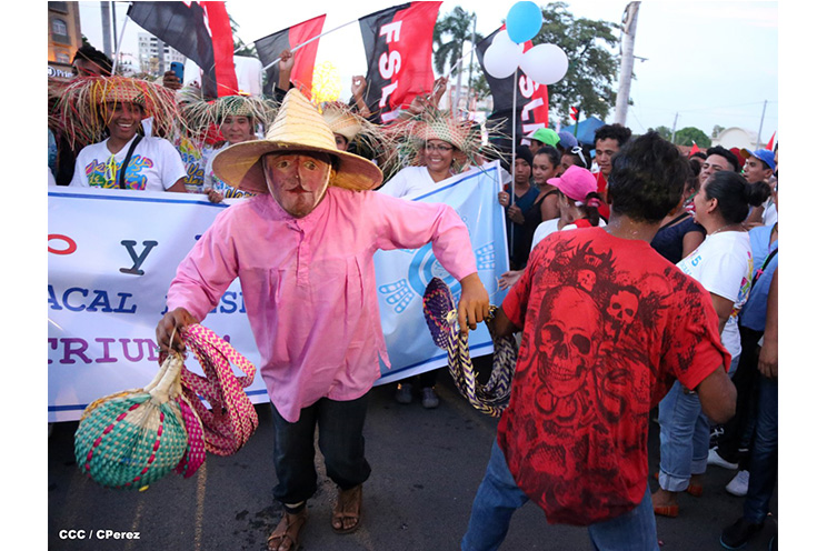 Nicaragüenses agitan las banderas de la Paz y el Trabajo durante inmensa caminata llena de festejos (FOTOS y VIDEOS)