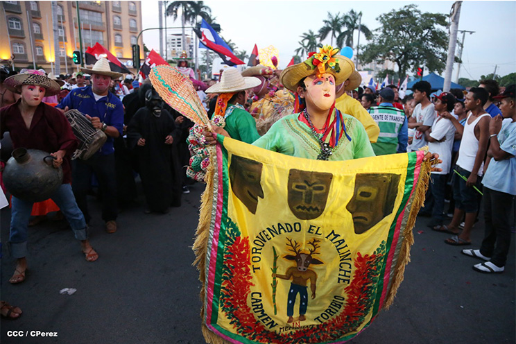Nicaragüenses agitan las banderas de la Paz y el Trabajo durante inmensa caminata llena de festejos (FOTOS y VIDEOS)