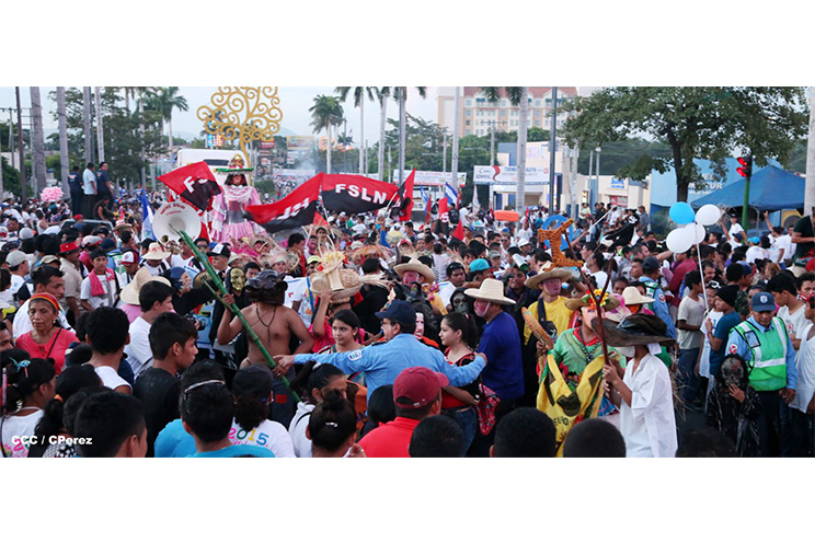 Nicaragüenses agitan las banderas de la Paz y el Trabajo durante inmensa caminata llena de festejos (FOTOS y VIDEOS)