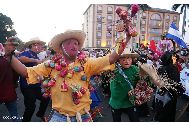 Nicaragüenses agitan las banderas de la Paz y el Trabajo durante inmensa caminata llena de festejos (FOTOS y VIDEOS)