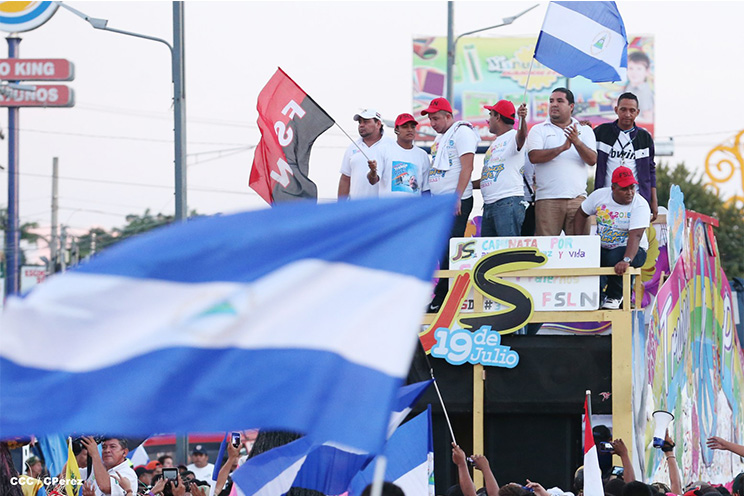 Nicaragüenses agitan las banderas de la Paz y el Trabajo durante inmensa caminata llena de festejos (FOTOS y VIDEOS)