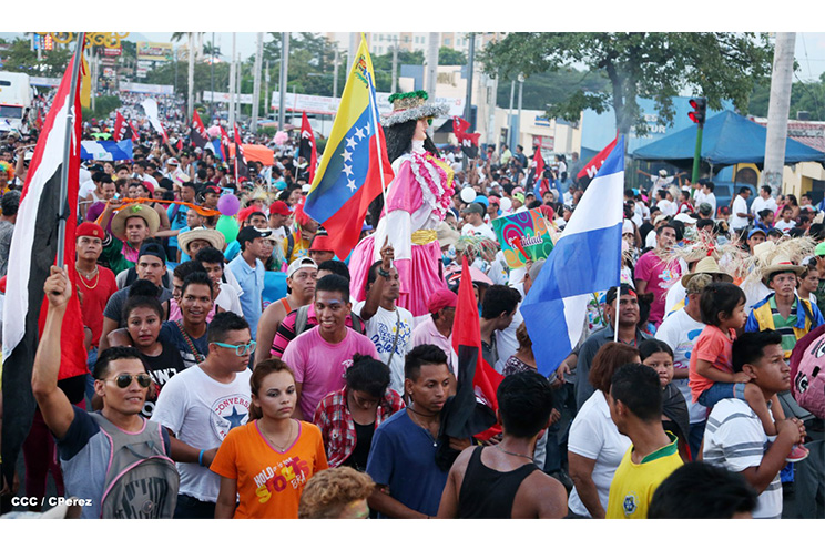 Nicaragüenses agitan las banderas de la Paz y el Trabajo durante inmensa caminata llena de festejos (FOTOS y VIDEOS)