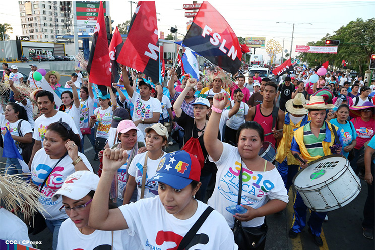 Nicaragüenses agitan las banderas de la Paz y el Trabajo durante inmensa caminata llena de festejos (FOTOS y VIDEOS)