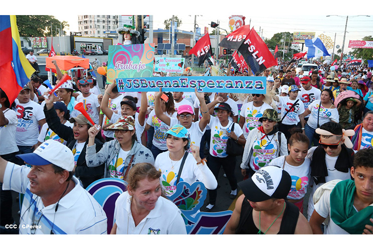 Nicaragüenses agitan las banderas de la Paz y el Trabajo durante inmensa caminata llena de festejos (FOTOS y VIDEOS)