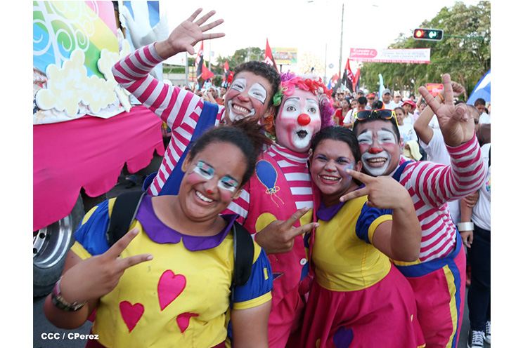 Nicaragüenses agitan las banderas de la Paz y el Trabajo durante inmensa caminata llena de festejos (FOTOS y VIDEOS)