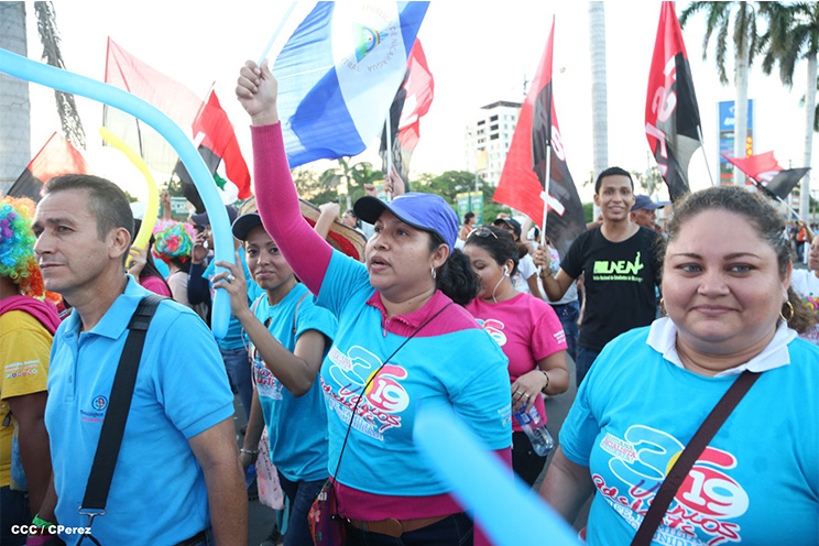 Nicaragüenses agitan las banderas de la Paz y el Trabajo durante inmensa caminata llena de festejos (FOTOS y VIDEOS)