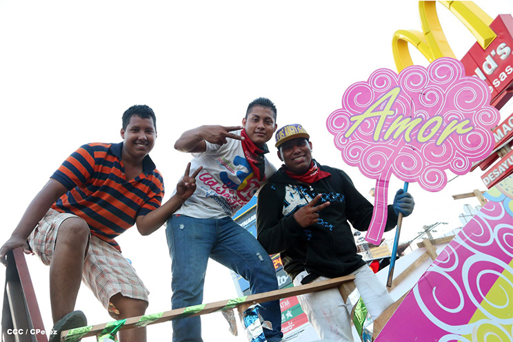 Nicaragüenses agitan las banderas de la Paz y el Trabajo durante inmensa caminata llena de festejos (FOTOS y VIDEOS)