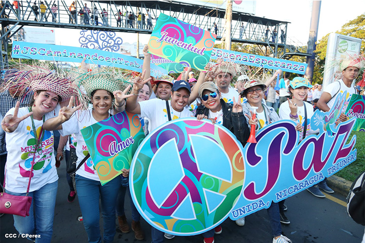 Nicaragüenses agitan las banderas de la Paz y el Trabajo durante inmensa caminata llena de festejos (FOTOS y VIDEOS)