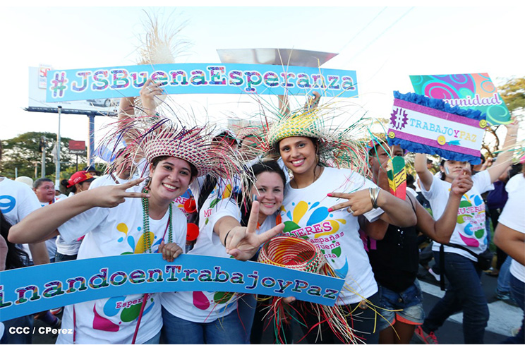 Nicaragüenses agitan las banderas de la Paz y el Trabajo durante inmensa caminata llena de festejos (FOTOS y VIDEOS)