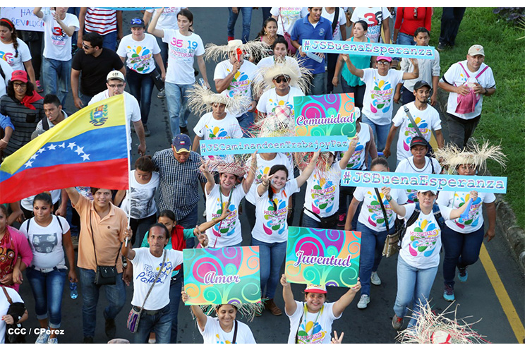 Nicaragüenses agitan las banderas de la Paz y el Trabajo durante inmensa caminata llena de festejos (FOTOS y VIDEOS)