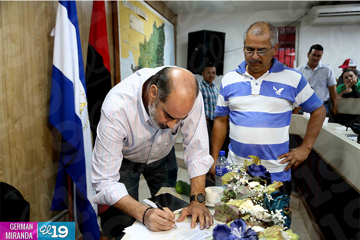 Productores y comerciantes de tomates y chiltomas firman consenso con autoridades de gobierno