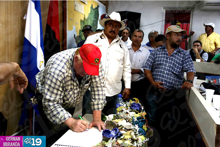 Productores y comerciantes de tomates y chiltomas firman consenso con autoridades de gobierno