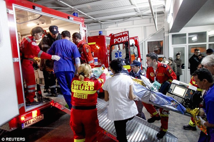 Rumania: temen aumente cifra de muertos por incendio en club