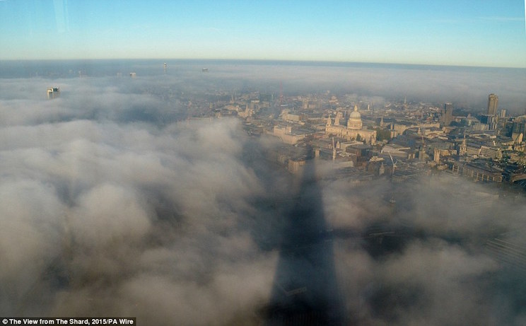 Cancelan vuelos en aeropuertos británicos por la densa niebla