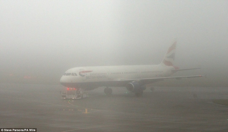 Cancelan vuelos en aeropuertos británicos por la densa niebla