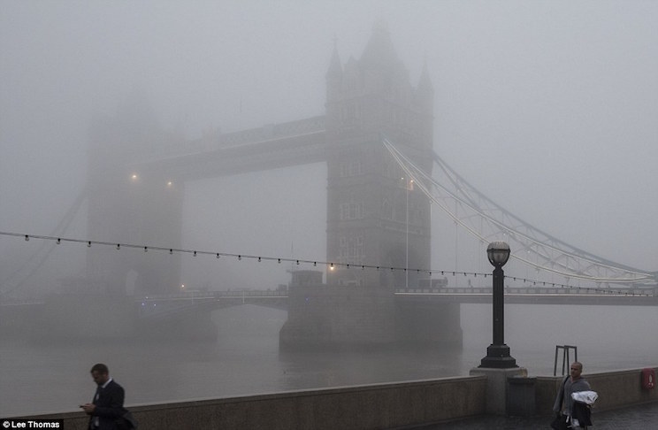 Cancelan vuelos en aeropuertos británicos por la densa niebla