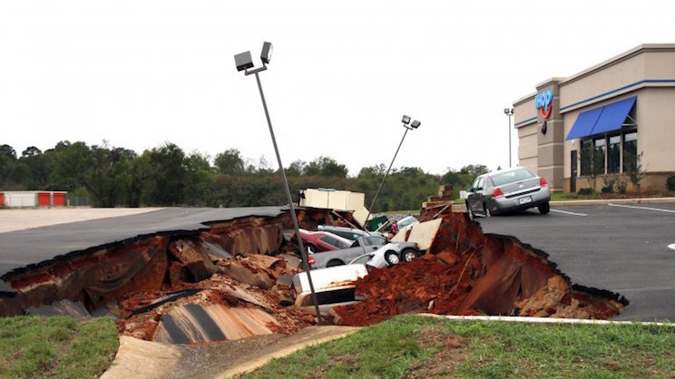 Socavón gigante se tragó 15 vehículos en Mississippi