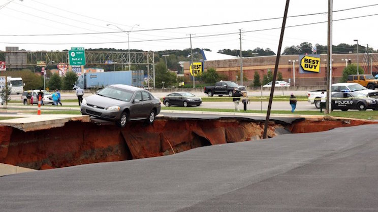 Socavón gigante se tragó 15 vehículos en Mississippi