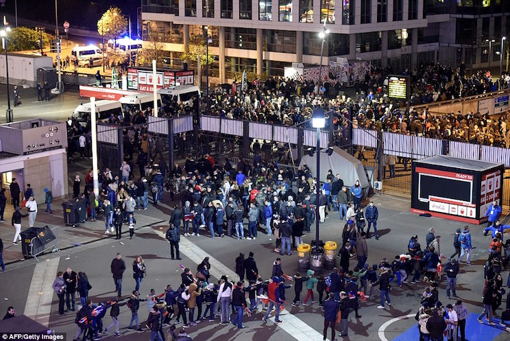Pesadilla en París: Más de un centenar de muertos en cadena de ataques terroristas en capital francesa