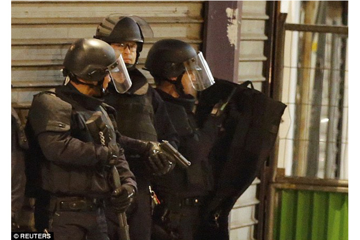 Masivo operativo en suburbio de París deja dos muertos y 7 heridos