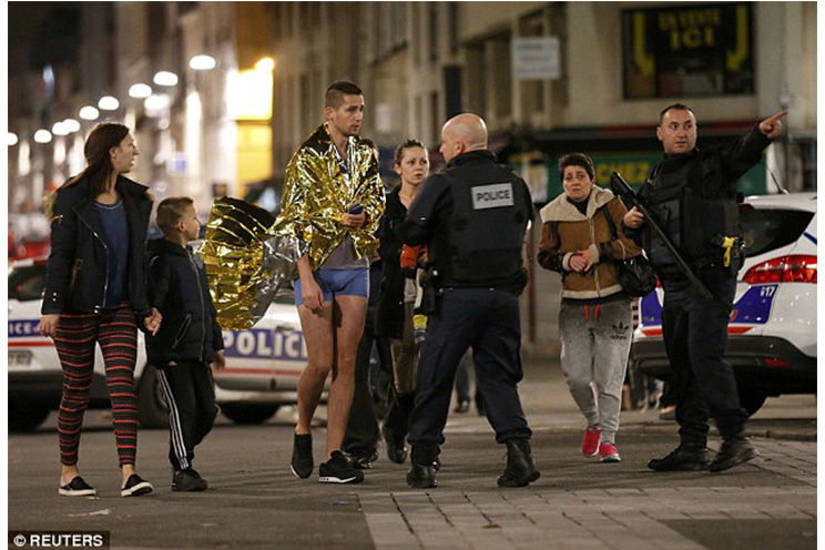 Masivo operativo en suburbio de París deja dos muertos y 7 heridos