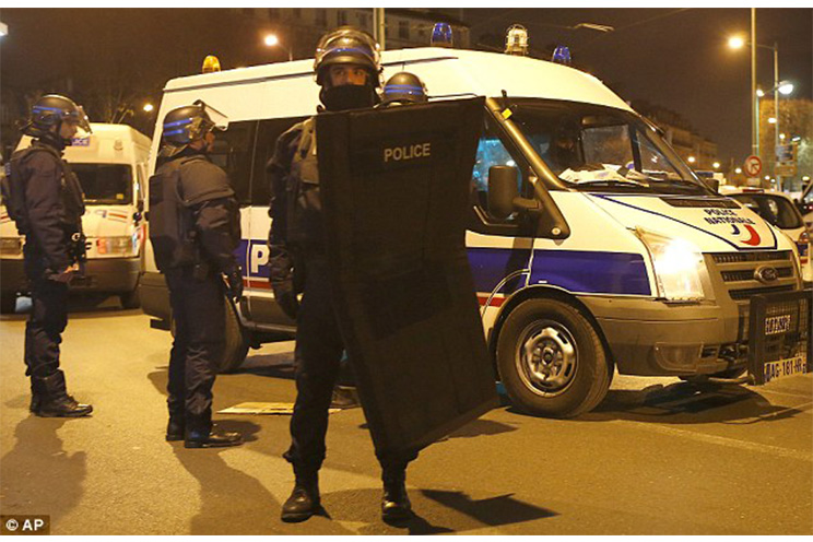 Masivo operativo en suburbio de París deja dos muertos y 7 heridos