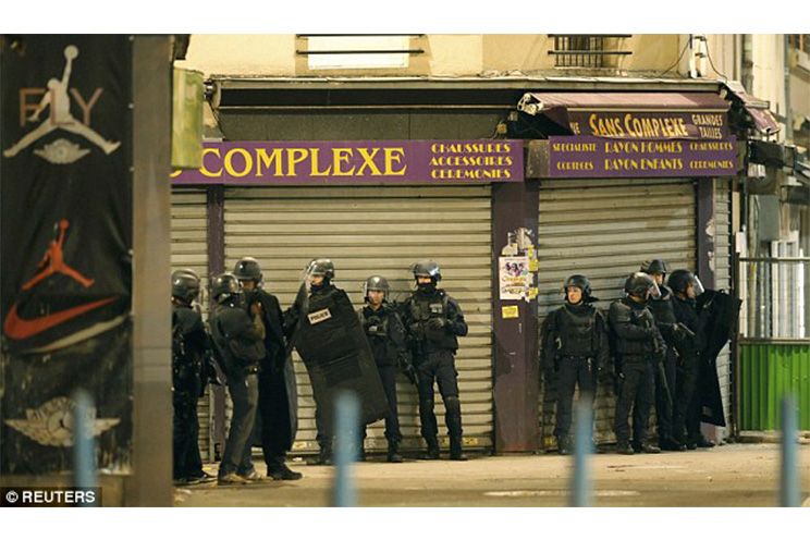 Masivo operativo en suburbio de París deja dos muertos y 7 heridos