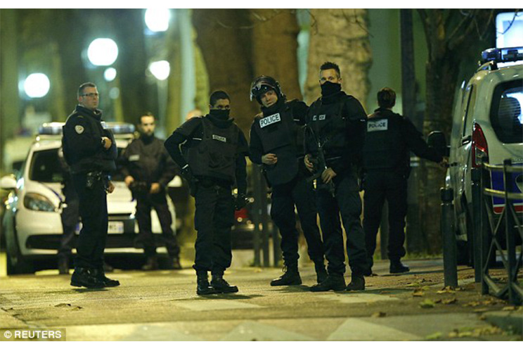 Masivo operativo en suburbio de París deja dos muertos y 7 heridos