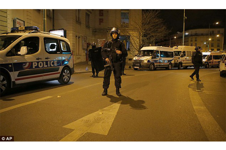 Masivo operativo en suburbio de París deja dos muertos y 7 heridos