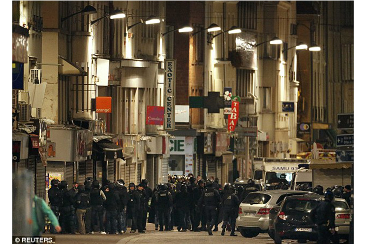 Masivo operativo en suburbio de París deja dos muertos y 7 heridos