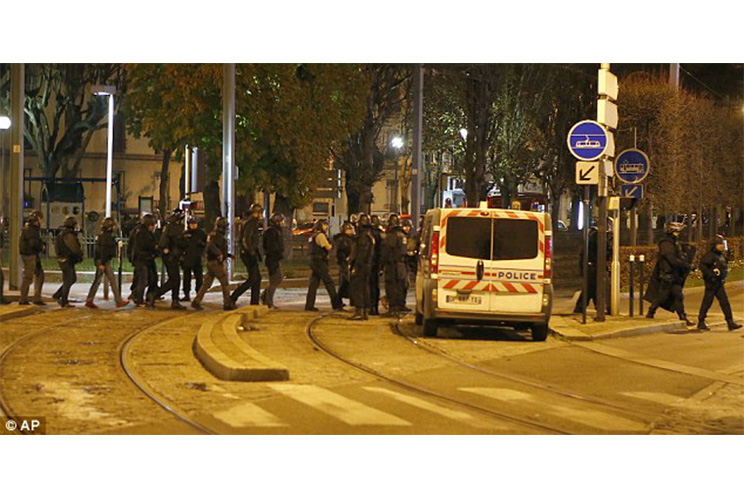 Masivo operativo en suburbio de París deja dos muertos y 7 heridos