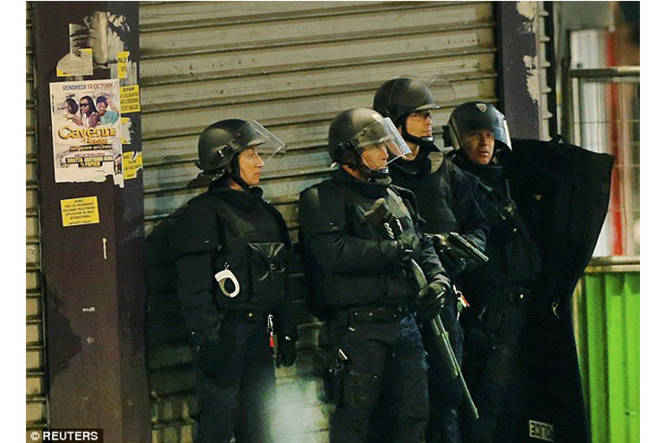 Masivo operativo en suburbio de París deja dos muertos y 7 heridos