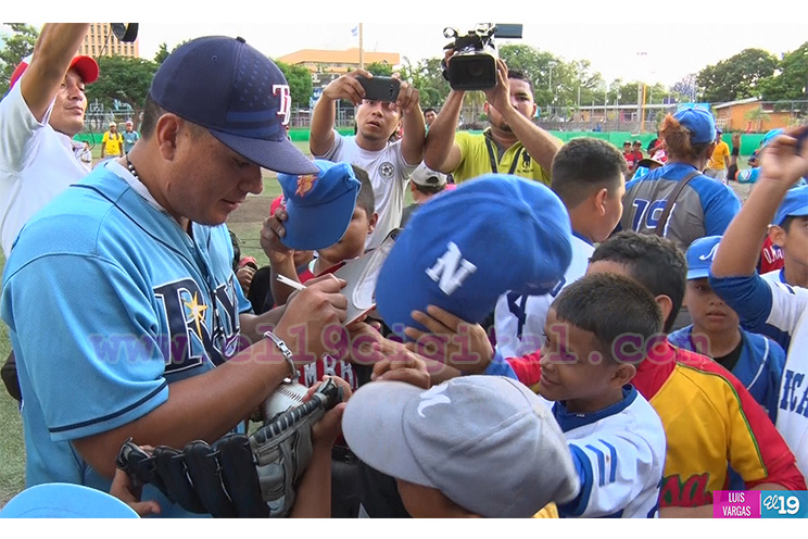 Erasmo Ramírez se reúne con peloteritos nicaragüenses