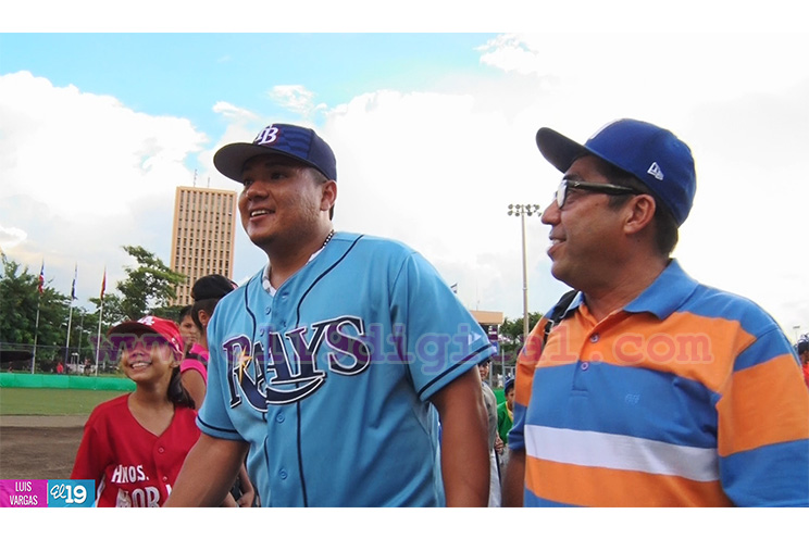 Erasmo Ramírez se reúne con peloteritos nicaragüenses