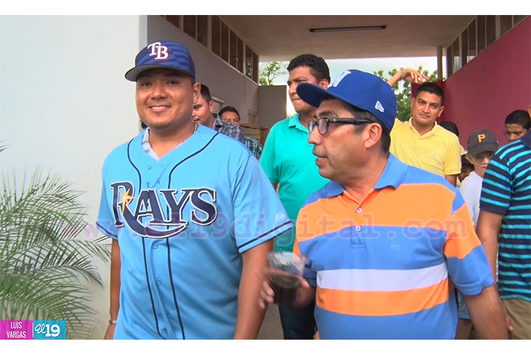 Erasmo Ramírez se reúne con peloteritos nicaragüenses