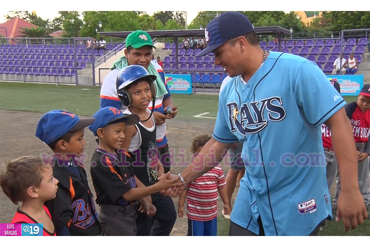 Erasmo Ramírez se reúne con peloteritos nicaragüenses