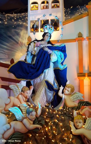 Altares marianos en Avenida de Bolívar a Chávez