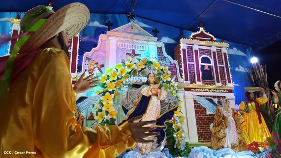 Altares marianos en Avenida de Bolívar a Chávez