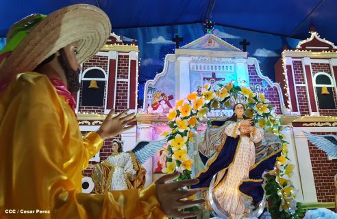 Altares marianos en Avenida de Bolívar a Chávez