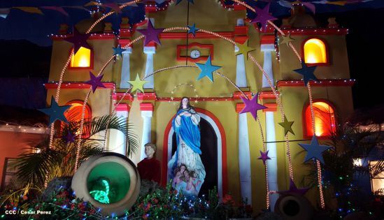 Altares marianos en Avenida de Bolívar a Chávez